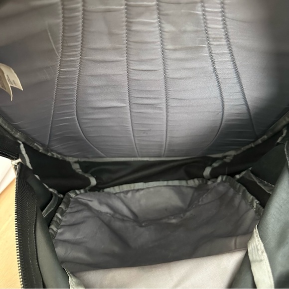 North Face Vault Black Backpack School Hiking Outdoors Travel Pockets Laptop - Picture 15 of 16